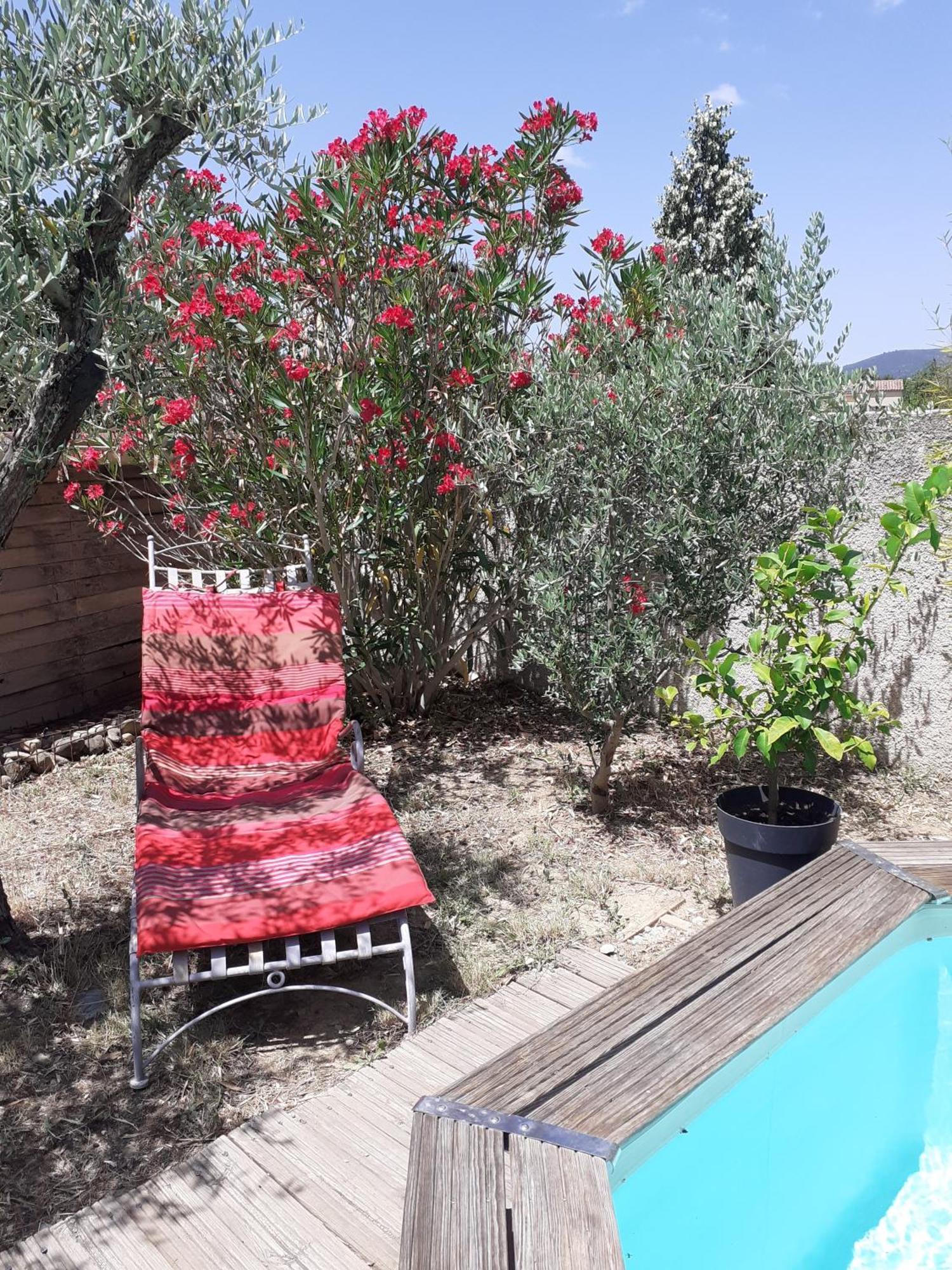 Hotel Location Saisonniere Avec Piscine Et Terrasse Au Pied Du Luberon Lauris Exterior foto